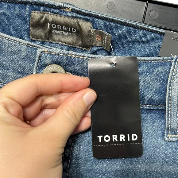 Torrid 5 Inch Vintage Stretch Mid-Rise Short NWT Womens Sz 22 Light Wash Classic - Picture 3 of 6